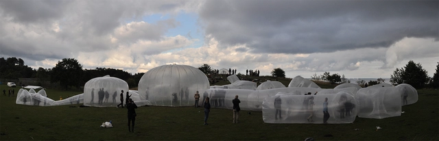 Estudiantes experimentan nuevas maneras de habitar en Pneumatic Serendipity - Arte Y Arquitectura