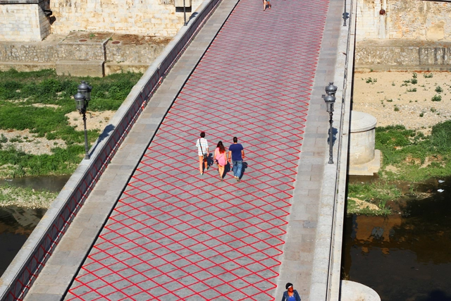 Intervención urbana en el Pont de Pedra recuerda el vecino Pont de Ferro de Gustave Eiffel - Arte Y Arquitectura