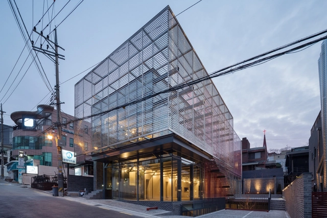 Tiras rojas de espejo / Wise Architecture - Edificio De Oficinas