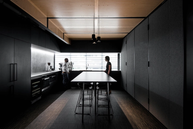 建筑中的黑盒子 / Hillam Architects  - 办公室室内