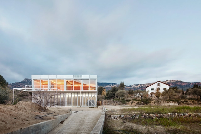 OE House  / Fake Industries Architectural Agonism +  Aixopluc - Casas