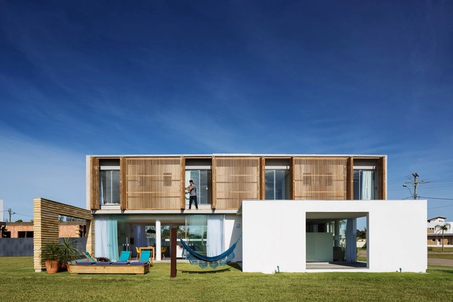 CASA22 / Hola Arquitetura - Casas, Fachada, Porta