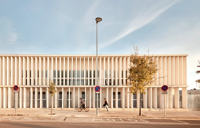 Instituto Esteve Albert / Estudi Nao + José María Gutiérrez - Escuela Secundaria