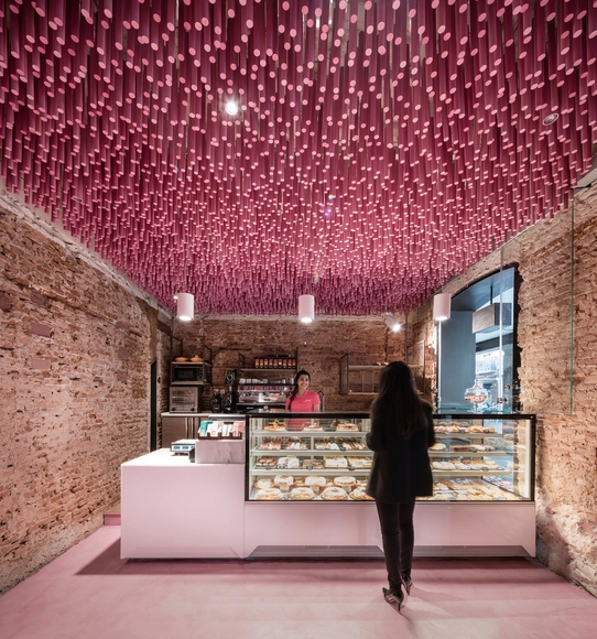 12000 palitos pintados de magenta / Ideo arquitectura - Arquitetura Comercial