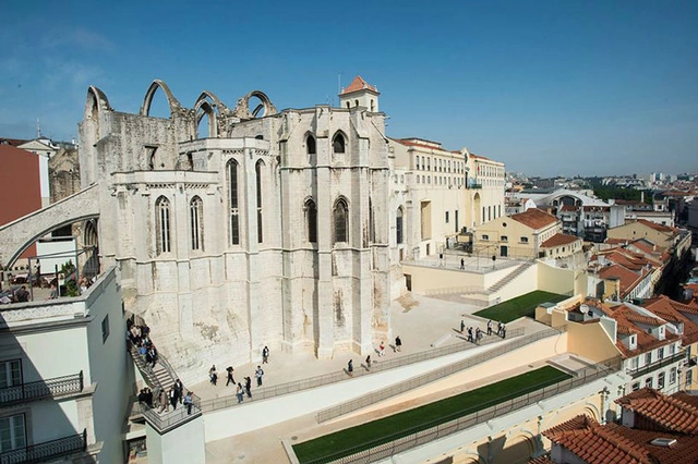 Álvaro Siza restaura entorno do Convento do Carmo em Lisboa - Imagem de Destaque