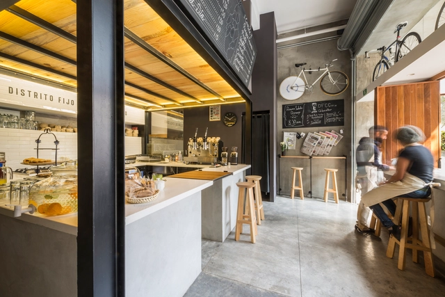 Distrito Fijo Club de Ciclismo / DCPP arquitectos - Tienda, Cocina, Fijación Vigas, Puerta, Mesas, Sillas, Encimera