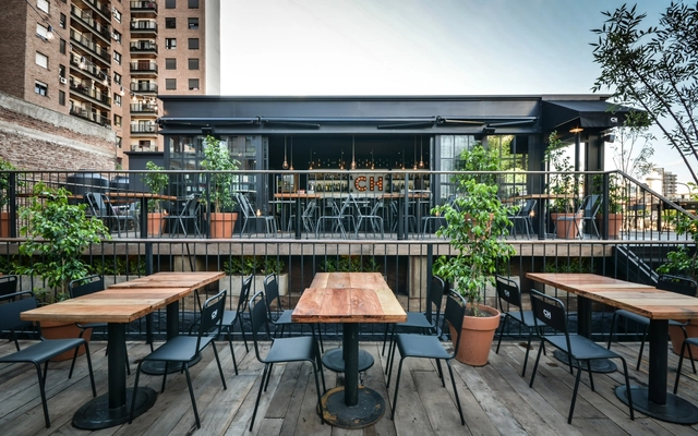 Casa Chabacana / Abdenur Arquitectos  - Retail, Patio, Fachada, Mesas, Sillas