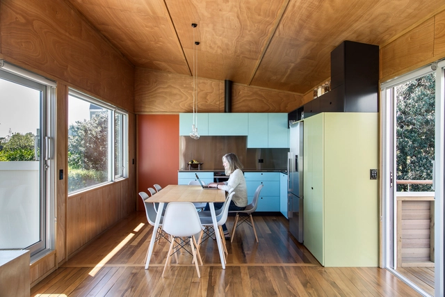 Field Way Bach  / Parsonson Architects - Houses, Kitchen, Beam, Door, Facade, Table, Chair