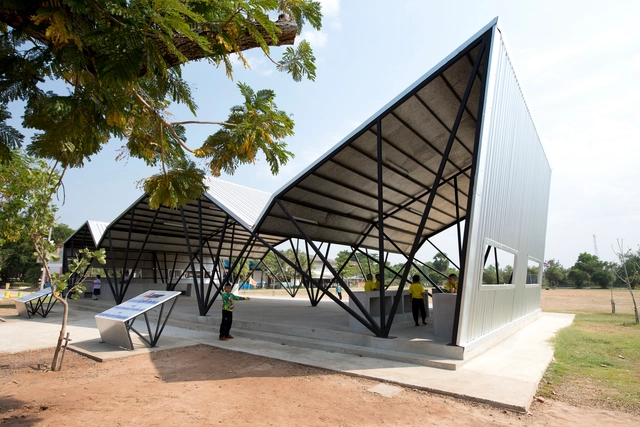 Comedor de la escuela comunitaria Chonnabot / INDA Design Build + Peter Strzebniok - Centro Comunitario