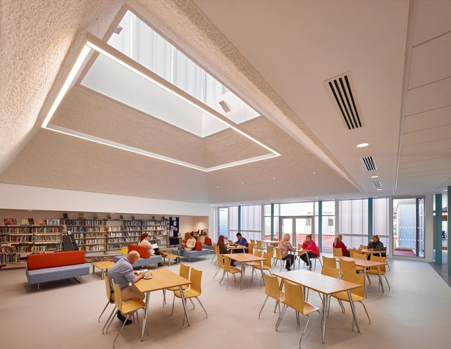 笼罩在一系列屋顶下的 Harraby 社区中心  / ATKINS - 社区中心