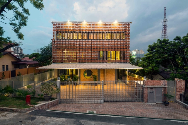 Clay Roof House / DRTAN LM Architect - Renovation, Courtyard, Facade, Door, Fence