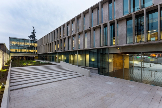 Edificio institucional del Ministerio chileno de Vivienda y Urbanismo / Carreño Sartori Arquitectos - Edificios Institucionales