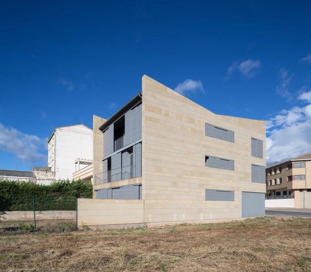 Casa FR  / Álvaro Foncea Román + Rocío Muñoz Gamarra - Casas