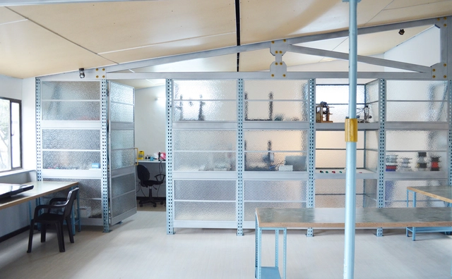 Oficina Bogohack  / Oficina Informal - Fábrica, Cocina, Fachada, Puerta, Fijación Vigas, Mesas, Sillas