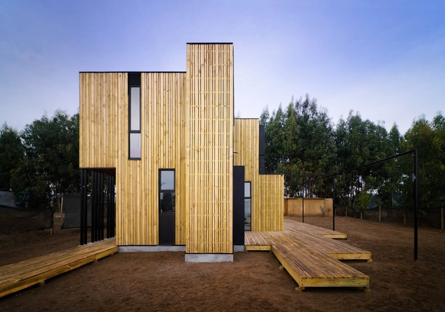 Casa en Panel SIP / Alejandro Soffia + Gabriel Rudolphy  - Casas, Fachada, Puerta, Pilares