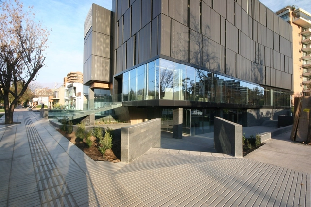 Edificio El Coihue / Estudio Larrain - Edificios Institucionales, Fachada