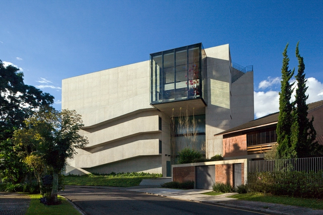 在巴西最豪华的高尔夫球场旁边的艺术住宅 / Marcos Bertoldi Arquitetos - 独立住宅