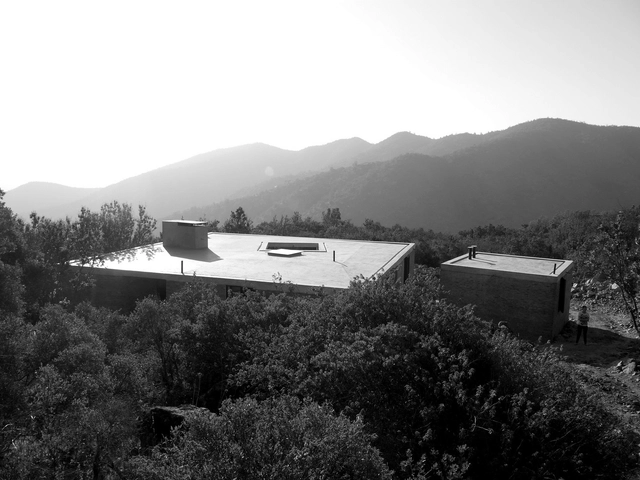 Casa Nº1 en Curacavi  / Felipe Combeau  + Pablo Alfaro - Casas