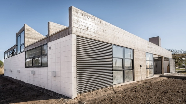 Casa Corzuelas / Manuel Gonzalez Veglia + Dolores Menso  - Casas