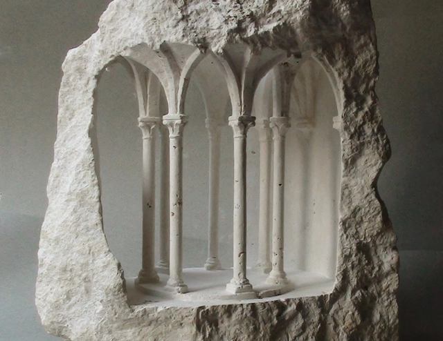 Esculturas de piedra revelan una arquitectura monumental a escala micro - Imagen Principal