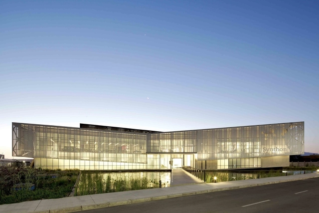 Edificio Laboratorio Synthon  / GH+A | Guillermo Hevia  - Edificios Institucionales