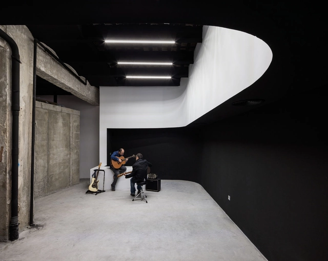 疯狂摇滚为灵感的西班牙 Gabba Hey 音乐空间 / CUAC arquitectura - 适应性再利用