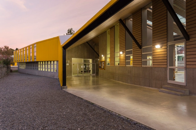 Edificio Escuela Manuel Anabalón Saez / Gubbins Arquitectos - Escuela Primaria, Fachada, Fijación Vigas