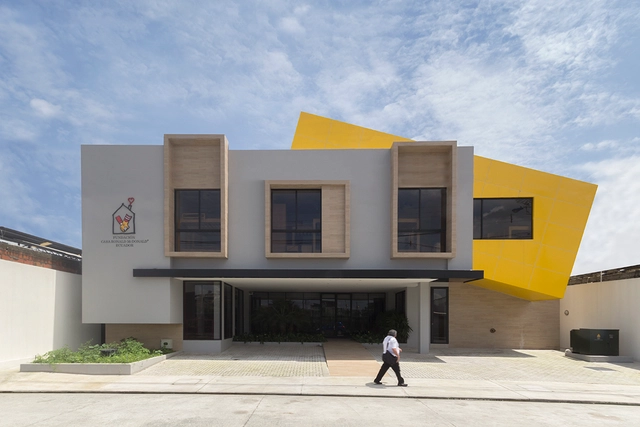 Casa Ronald McDonald / Jannina Cabal & Arquitectos - Vivienda Social, Fachada