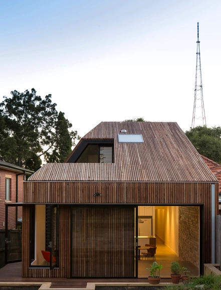 Casa de tejado inclinado / Scale Architecture  - Ampliación