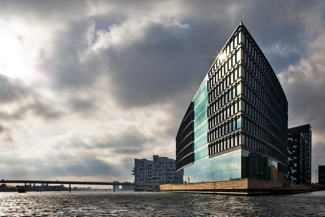 Edificio Aller Media / PLH Arkitekter - Edificio De Oficinas