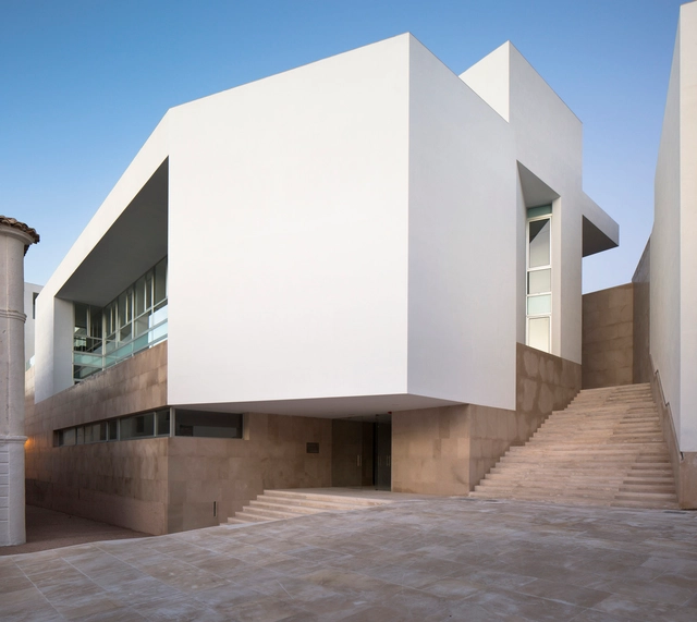 历史街区中纯净的培训与招聘中心 / Daroca Arquitectos - 公共机构设施