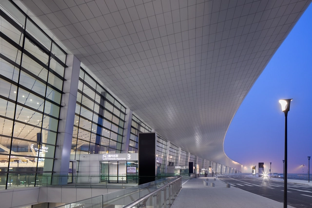 Terminal 2 del Aeropuerto Internacional de Zhengzhou Xinzheng / CNADRI - Aeropuerto