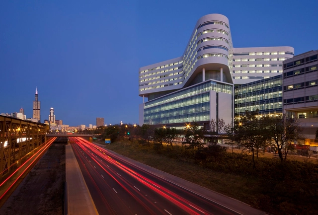 Nova torre hospitalar do Rush University Medical Center / Perkins+Will - Fotografia de Exterior, Remodelação, Urbano