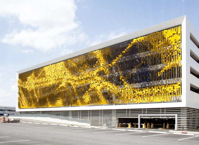Fachada Artística en Estructura de Estacionamientos / Rob Ley Studio - Estacionamiento