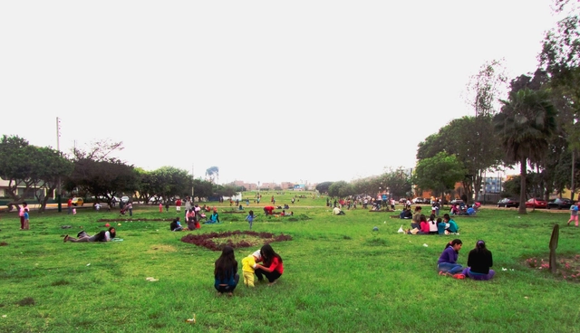Pampas urbanas: La importancia de los espacios públicos no diseñados en Lima - Imagen Principal