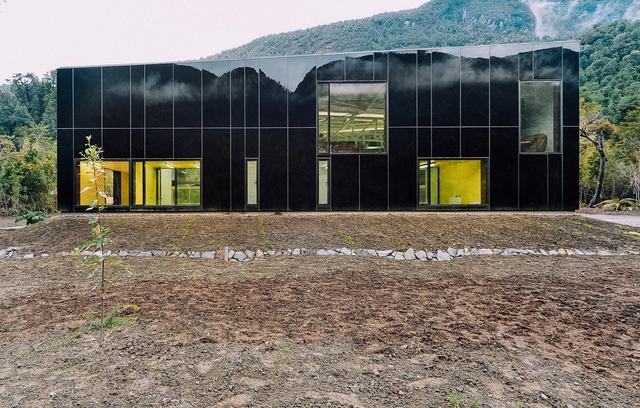 Planta embotelladora de agua / PANORAMA - Planta Embotelladora, Fachada, Puerta