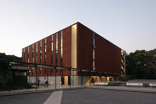 Escuela de Diseño e Instituto de Estudios Urbanos P. Universidad Católica de Chile / Sebastián Irarrázaval - Instituto, Fachada
