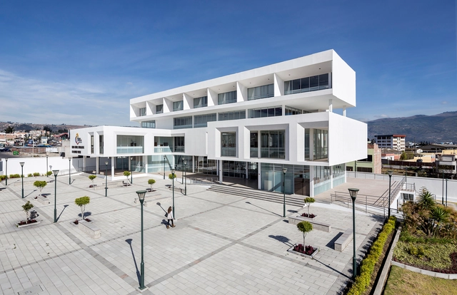 Unidad de Garantías Penales Ambato  / Espinoza Carvajal Arquitectos + Arquitectura X + Colectivo Arquitectura - Tribunales Y Juzgados, Fachada