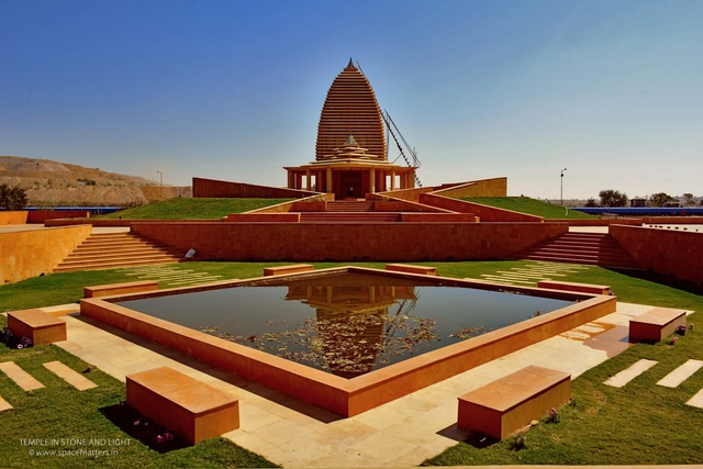 Templo en Piedra y Luz  / SpaceMatters - Templo