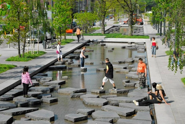 4 espaços públicos que incluem a água na vida urbana - Imagem de Destaque