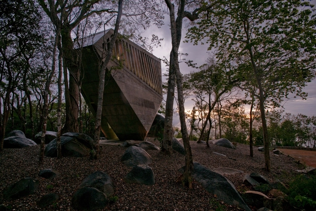 Capilla del Atardecer / BNKR Arquitectura - Capilla, Escaleras, Bosque