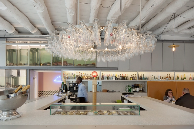 Restaurante e Oyster Bar / ATELIERDACOSTA - Restaurante, Fachada, Iluminação, Cadeira, Mesa
