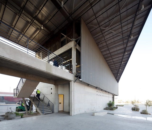 Edificio de Logística, Ventas y Marquesina de Expedición / Bastias|Cardemil arquitectos + Sabbagh Arquitectos - Bodega