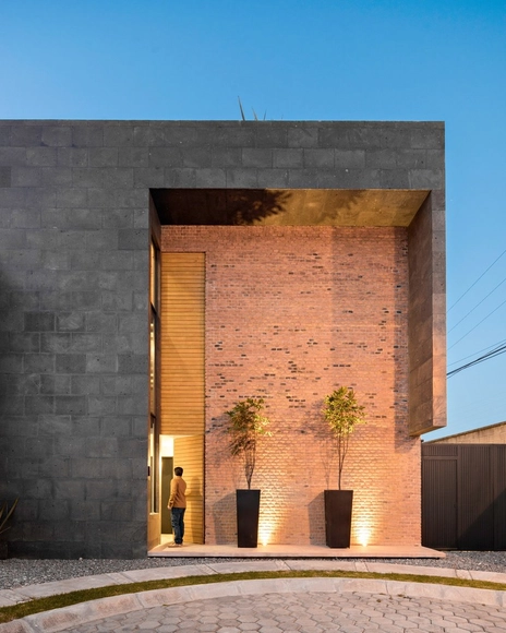 Sol 25 / Proyecto Cafeína - Casas, Fachada, Arco, Puerta, Pilares