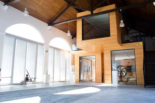 Salón de vino de Casal Da Coelheira / Modo Arquitectos Associados - Viña