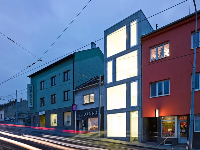 Casa de uso mixto  / Makovský & partners - Casas