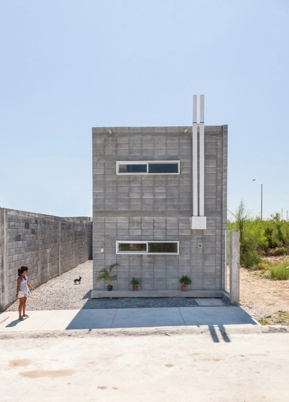Casa Caja / S-AR + Comunidad Vivex - Casas, Fachada, Puerta, Escaleras