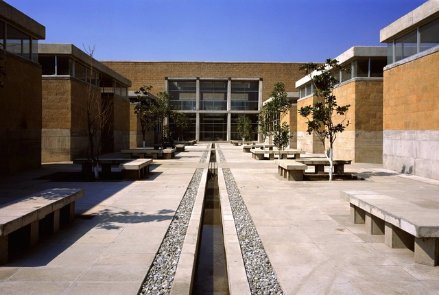 Centro de Invidentes y Débiles Visuales / Taller de Arquitectura - Mauricio Rocha - Centro De Salud, Patio interior, Fachada, Bancas