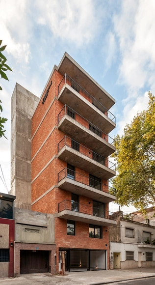 Edificio Rodriguez 1123  / Garnerone + Ramos Arq  - Residencial