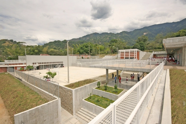 Colegio Bicentenario / Campuzano Arquitectos - Escuelas, Jardín, Fachada, Barandas